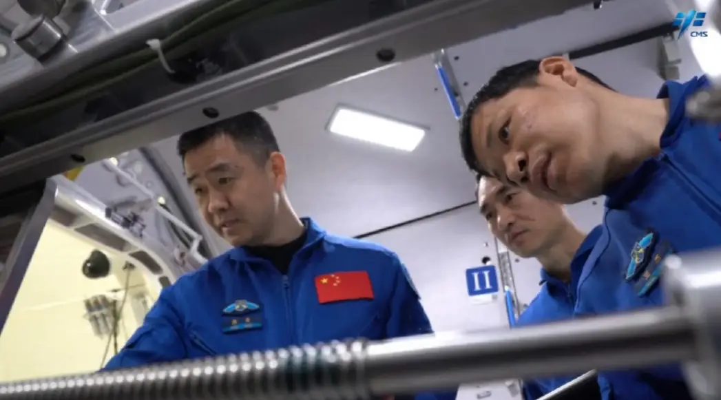 返回当天突然报警，神舟20号飞船遭微小空间碎片撞击，极端情况下提前发射神舟22 