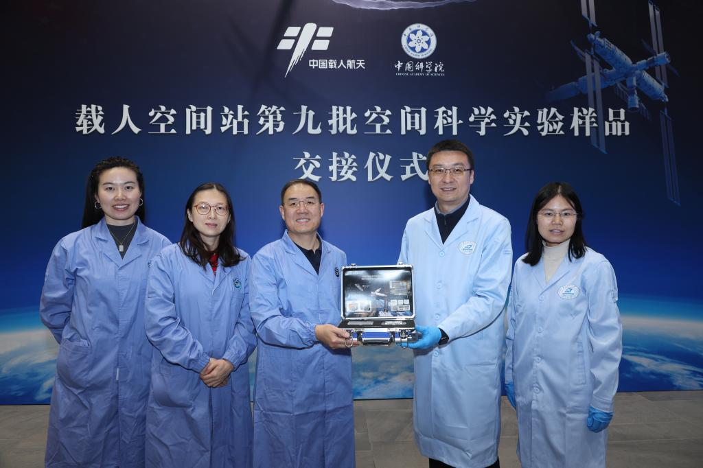 华中科技大学月壤砖 随神舟二十一号飞船顺利返回