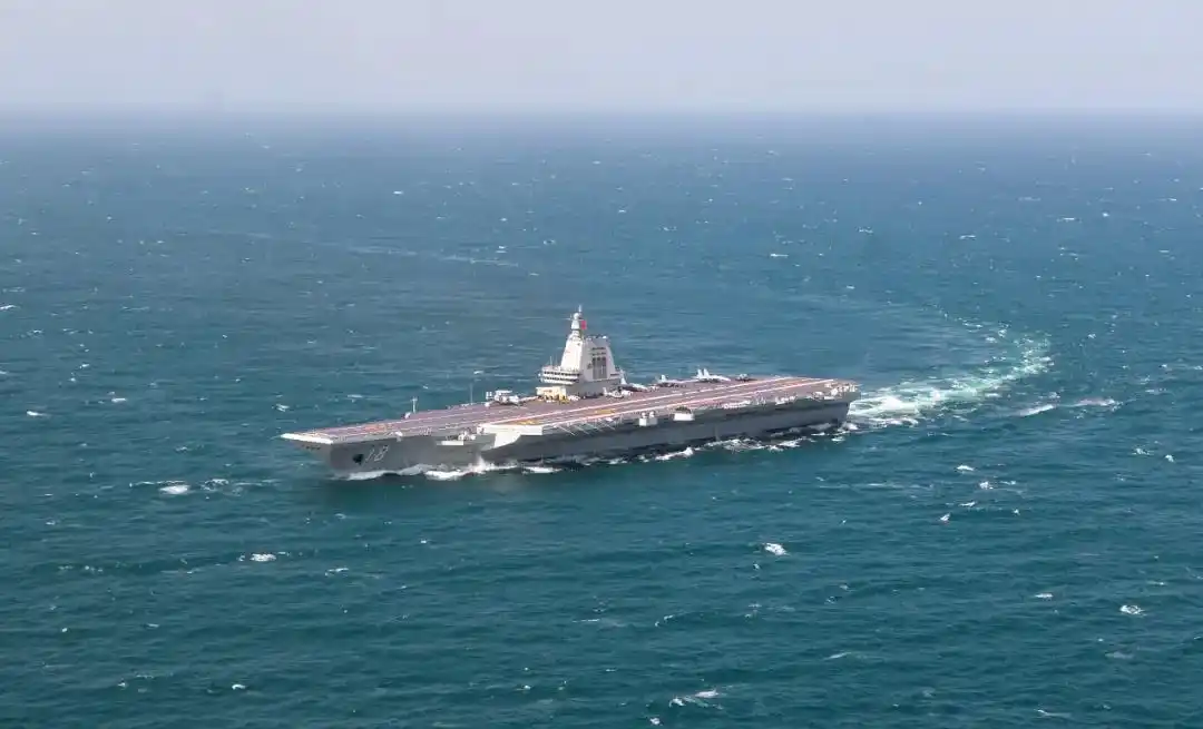 福建舰航母编队首次海上实兵训练 福建舰航母编队首次海上实兵训练