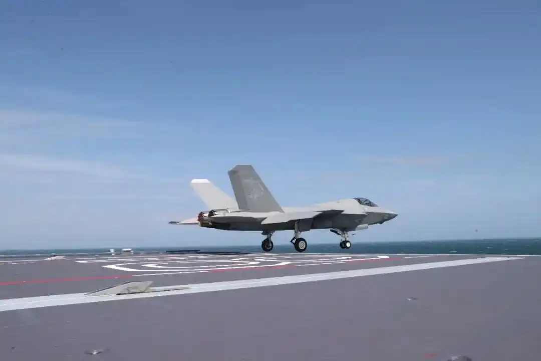 福建舰航母编队首次海上实兵训练 福建舰航母编队首次海上实兵训练