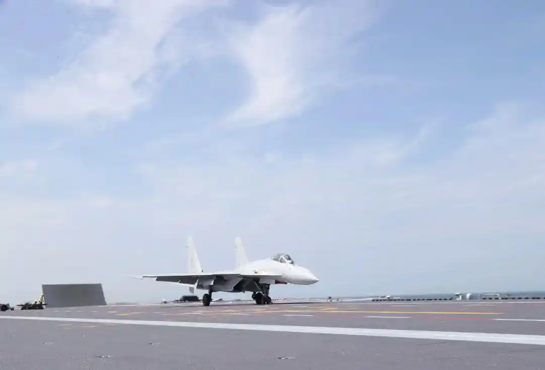 福建舰航母编队首次海上实兵训练 福建舰航母编队首次海上实兵训练