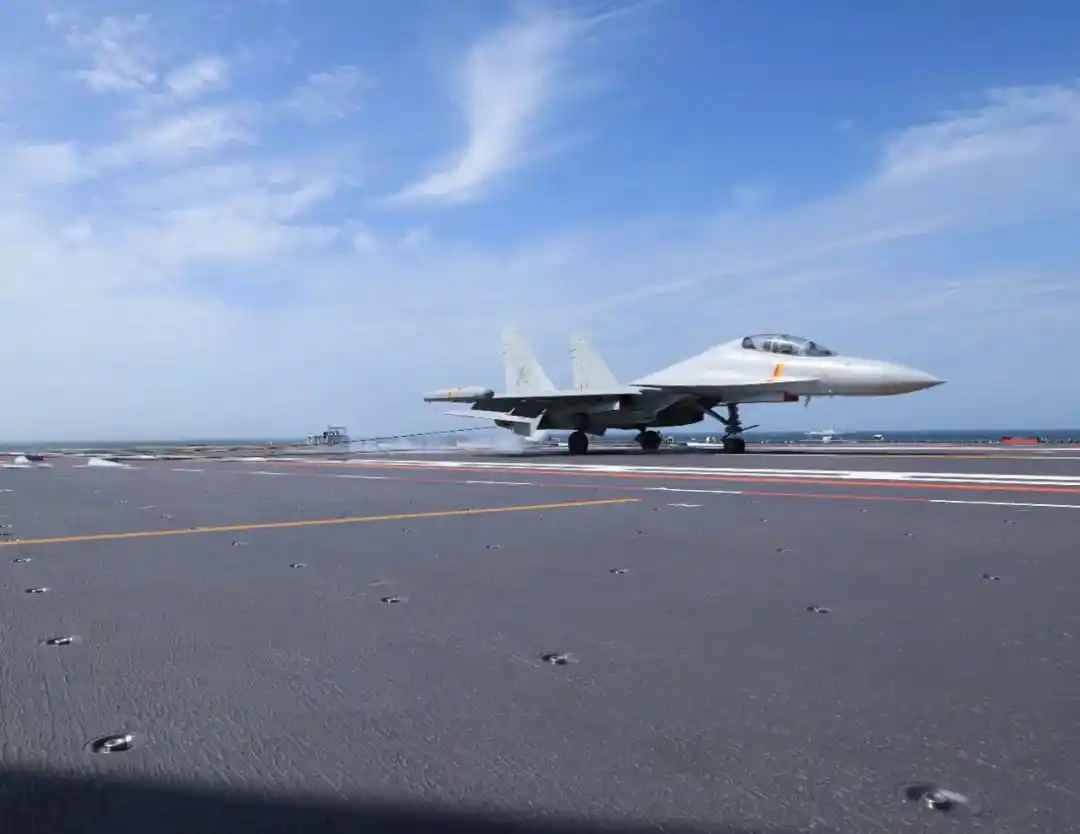 福建舰航母编队首次海上实兵训练 福建舰航母编队首次海上实兵训练