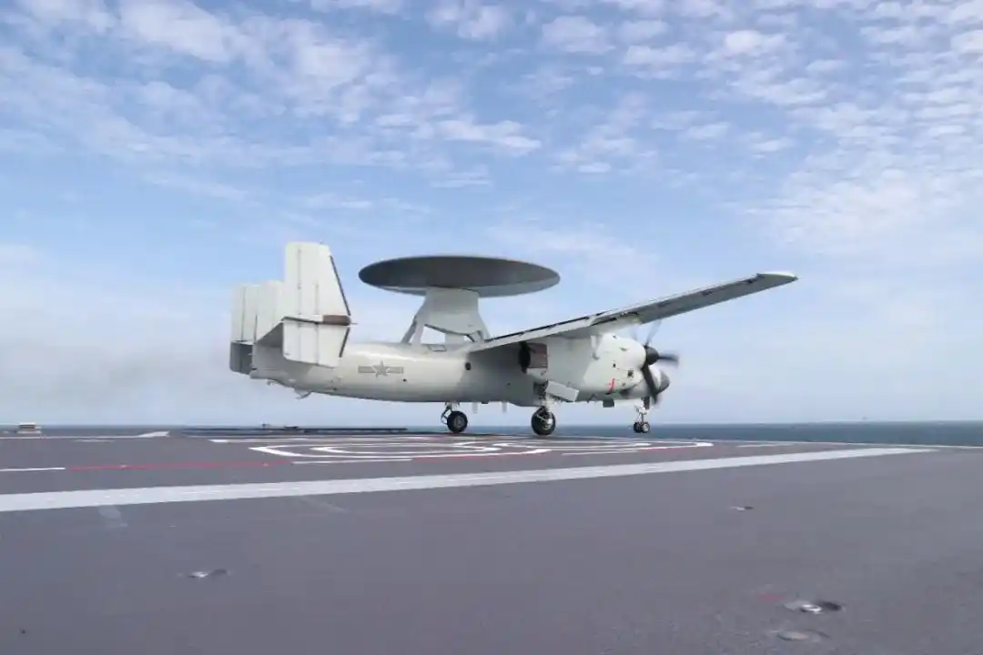 福建舰航母编队首次海上实兵训练 福建舰航母编队首次海上实兵训练