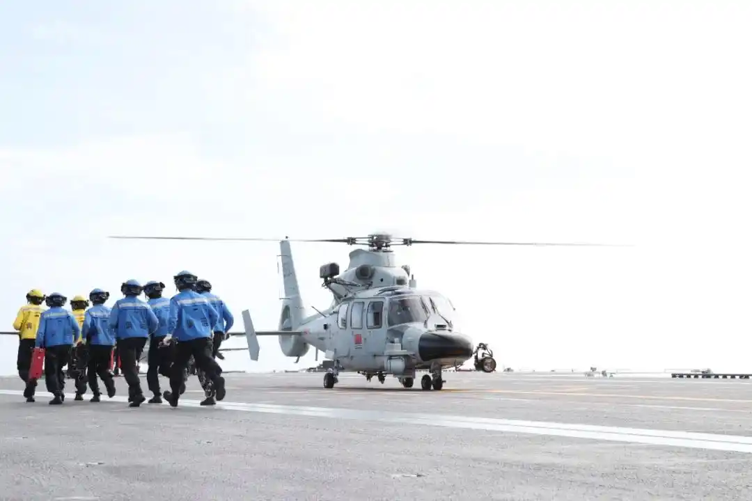 福建舰航母编队首次海上实兵训练 福建舰航母编队首次海上实兵训练