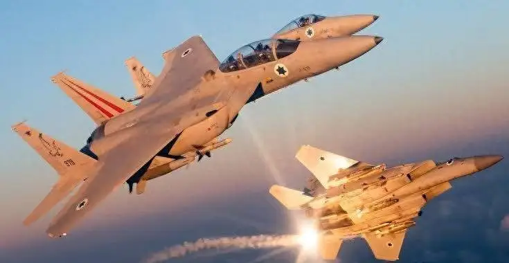 伊朗战机锁定以军F-15，猛烈开火全打偏：伊朗终于明白歼10的厉害 