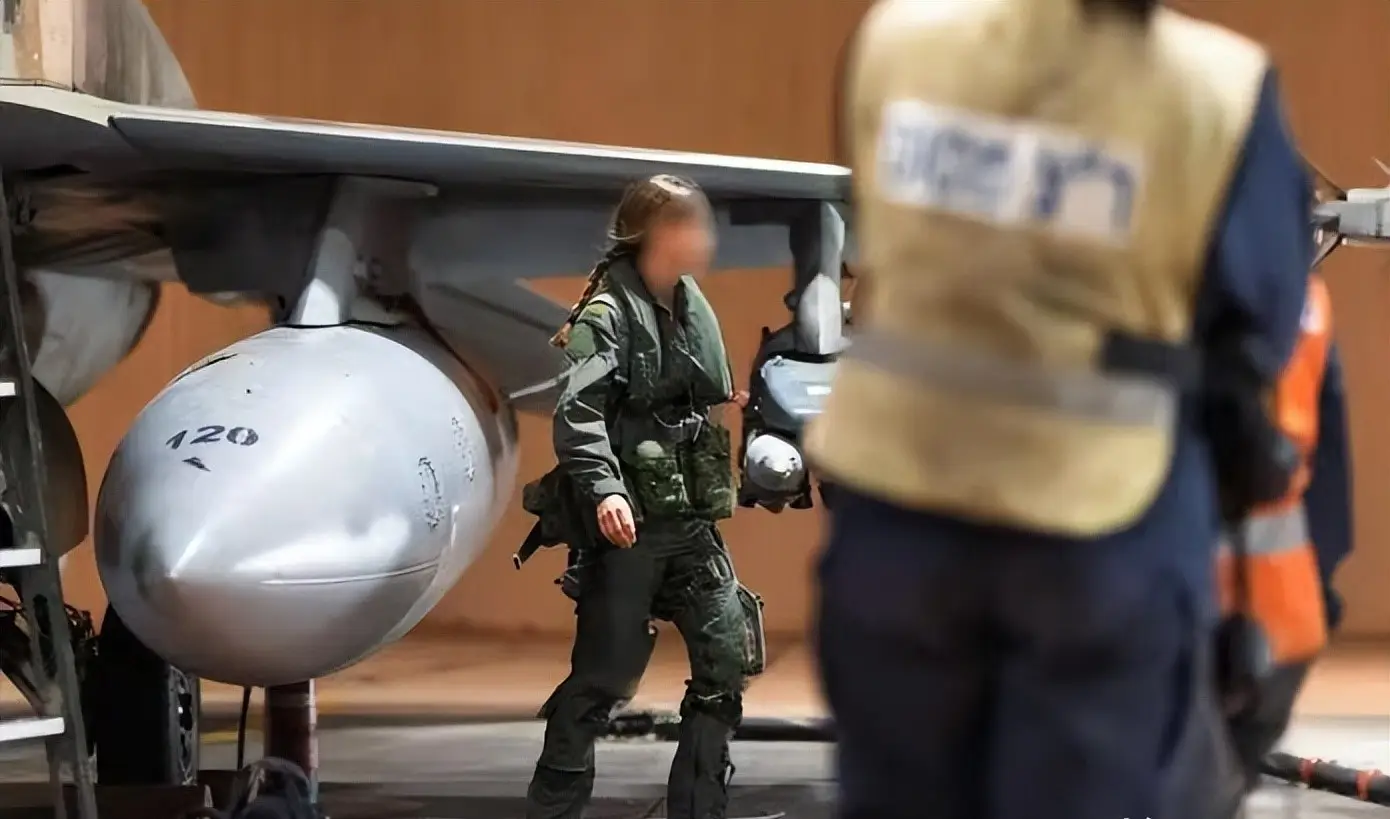 伊朗战机锁定以军F-15，猛烈开火全打偏：伊朗终于明白歼10的厉害 