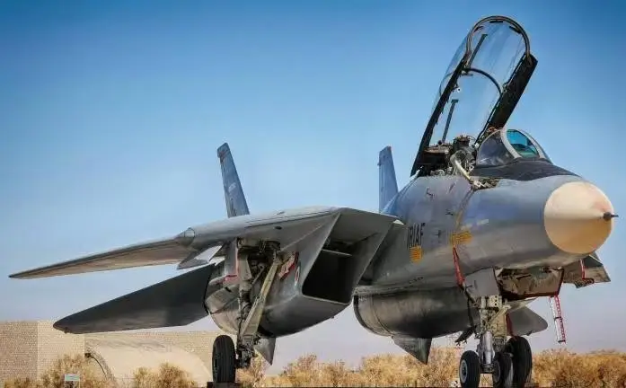 伊朗战机锁定以军F-15，猛烈开火全打偏：伊朗终于明白歼10的厉害 