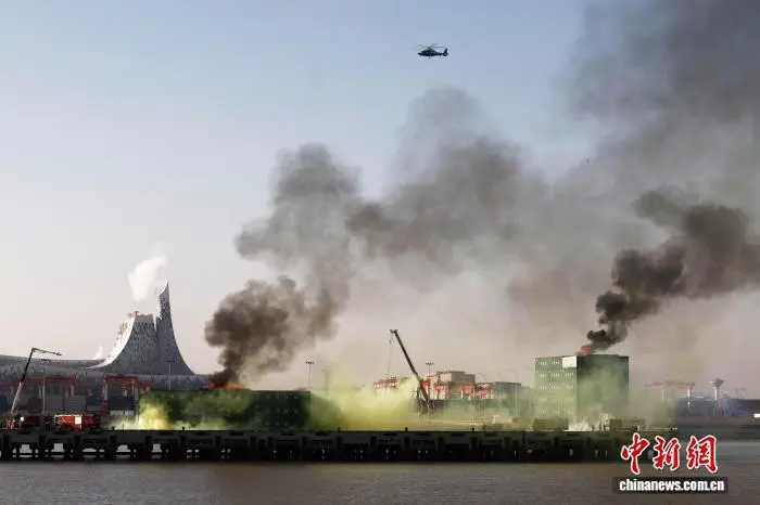 上海举行“沪应-2025”航空应急救援实战演练 上海举行“沪应-2025”航空应急救援实战演练