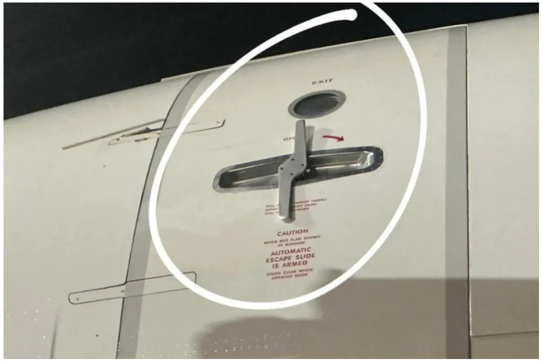 惊险！客机飞行过程中舱门手柄突然弹出！