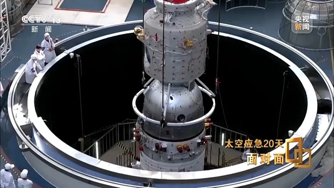 央视揭秘太空应急20天：神二十返回舱玻璃裂纹呈三角形，初判为不足1毫米空间碎片撞击导致
