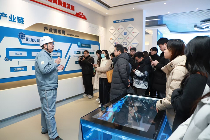 中化新网讯 我国首个丁二烯法己二腈工业化生产项目——中国化学工程天辰齐翔新材料有限公司20万吨/年己二腈项目已全面达产。我国尼龙66行业的原料供应稳定和产业链安全大大增强。12月5日,中国化学工程集团有限公司(简称中国化学工程)在山东淄博举办己二腈项目反向路演和国企开放日活动时,宣布此消息。 天辰齐翔新材料有限公司(下称天辰齐翔)为中国化学工程所属中国天辰工程有限公司控股公司。据天辰齐翔党委副书记、总经理李葆靖介绍,在日前进行的72小时满负荷性能考核中,己二腈装置各项关键技术、经济指标均达到或优于设计值,产品质量稳定可控,系统运行平稳高效,目前已实现满负荷高效稳定运行。 该项目采用中国化学工程自有技术,以丁二烯为主要原料,年产20万吨己二腈,并生产丙烯腈、己二胺、尼龙66成盐及切片等。项目装置于2019年8月19日奠基,2020年5月12日开工建设,2022年7月31日打通全流程并正式投产。 中化新网讯 我国首个丁二烯法己二腈工业化生产项目——中国化学工程天辰齐翔新材料有限公司20万吨/年己二腈项目已全面达产。我国尼龙66行业的原料供应稳定和产业链安全大大增强。12月5日,中国化学工程集团有限公司(简称中国化学工程)在山东淄博举办己二腈项目反向路演和国企开放日活动时,宣布此消息。 天辰齐翔新材料有限公司(下称天辰齐翔)为中国化学工程所属中国天辰工程有限公司控股公司。据天辰齐翔党委副书记、总经理李葆靖介绍,在日前进行的72小时满负荷性能考核中,己二腈装置各项关键技术、经济指标均达到或优于设计值,产品质量稳定可控,系统运行平稳高效,目前已实现满负荷高效稳定运行。 该项目采用中国化学工程自有技术,以丁二烯为主要原料,年产20万吨己二腈,并生产丙烯腈、己二胺、尼龙66成盐及切片等。项目装置于2019年8月19日奠基,2020年5月12日开工建设,2022年7月31日打通全流程并正式投产。