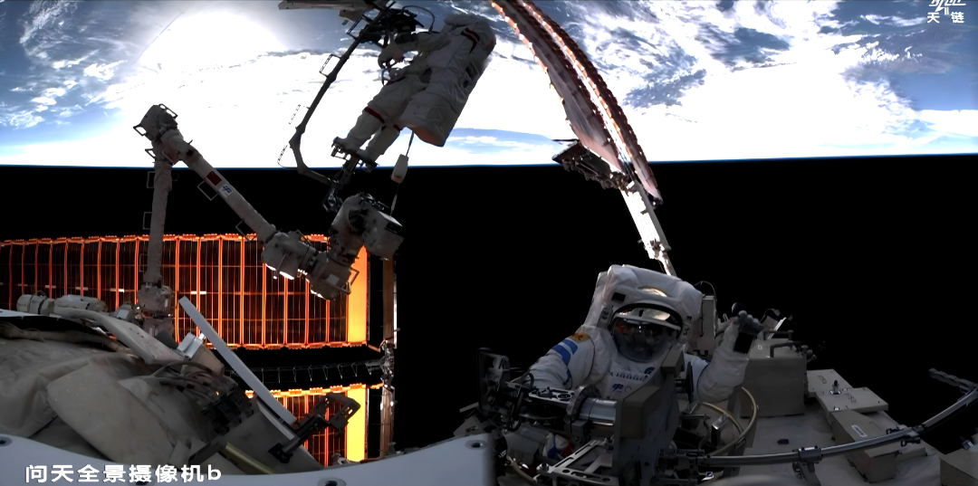 神舟二十一号航天员乘组圆满完成第一次出舱活动 神舟二十一号航天员乘组圆满完成第一次出舱活动