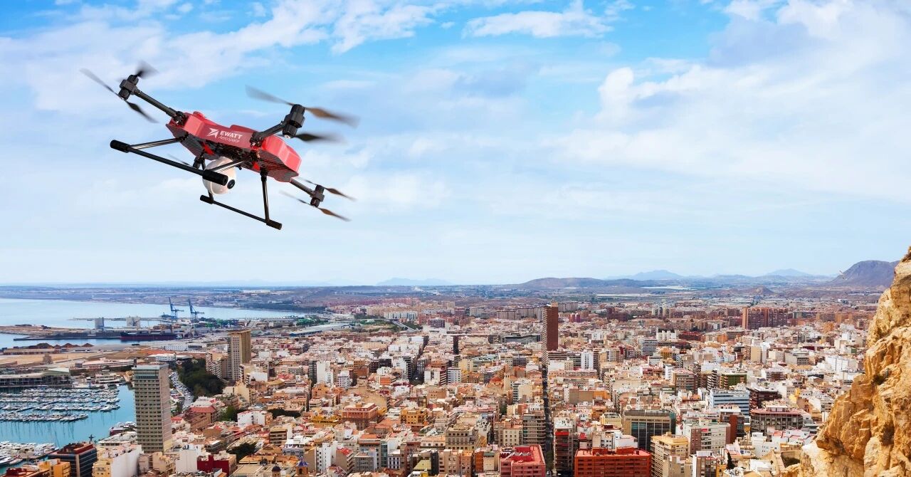 中国无人机“黑飞”困境：技术进步与航空安全如何平衡？