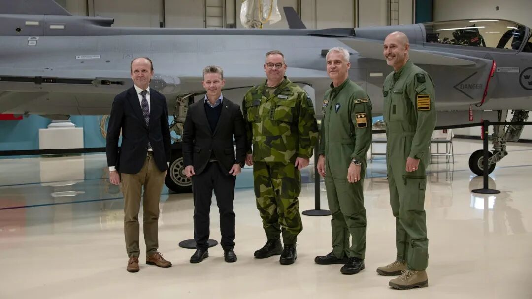 萨博向瑞典空军交付首架“鹰狮”E，并获新一轮六代机开发合同