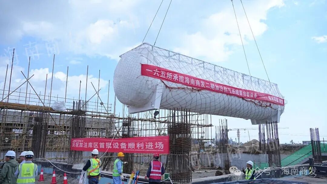 新进展:二期项目首台成套设备进场安装 新进展:二期项目首台成套设备进场安装