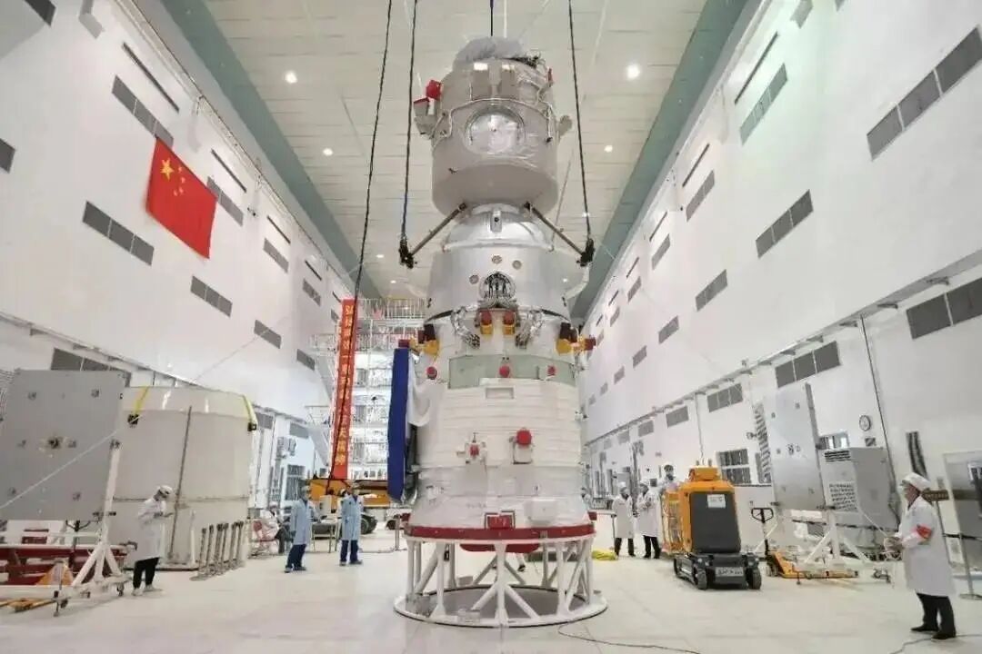 神舟二十三号船箭将发射场待命，3人乘组中：为何1人在轨超1年？