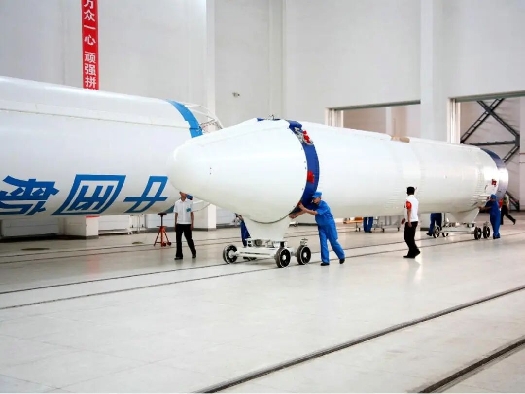 神舟二十三号船箭将发射场待命，3人乘组中：为何1人在轨超1年？