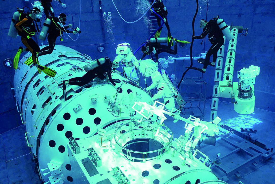 神舟二十三号船箭将发射场待命，3人乘组中：为何1人在轨超1年？