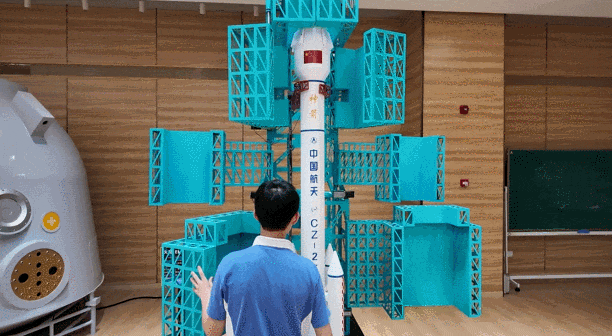 “手搓火箭的少年”为航天前辈颁奖,这个拥抱太感动! “手搓火箭的少年”为航天前辈颁奖,这个拥抱太感动!