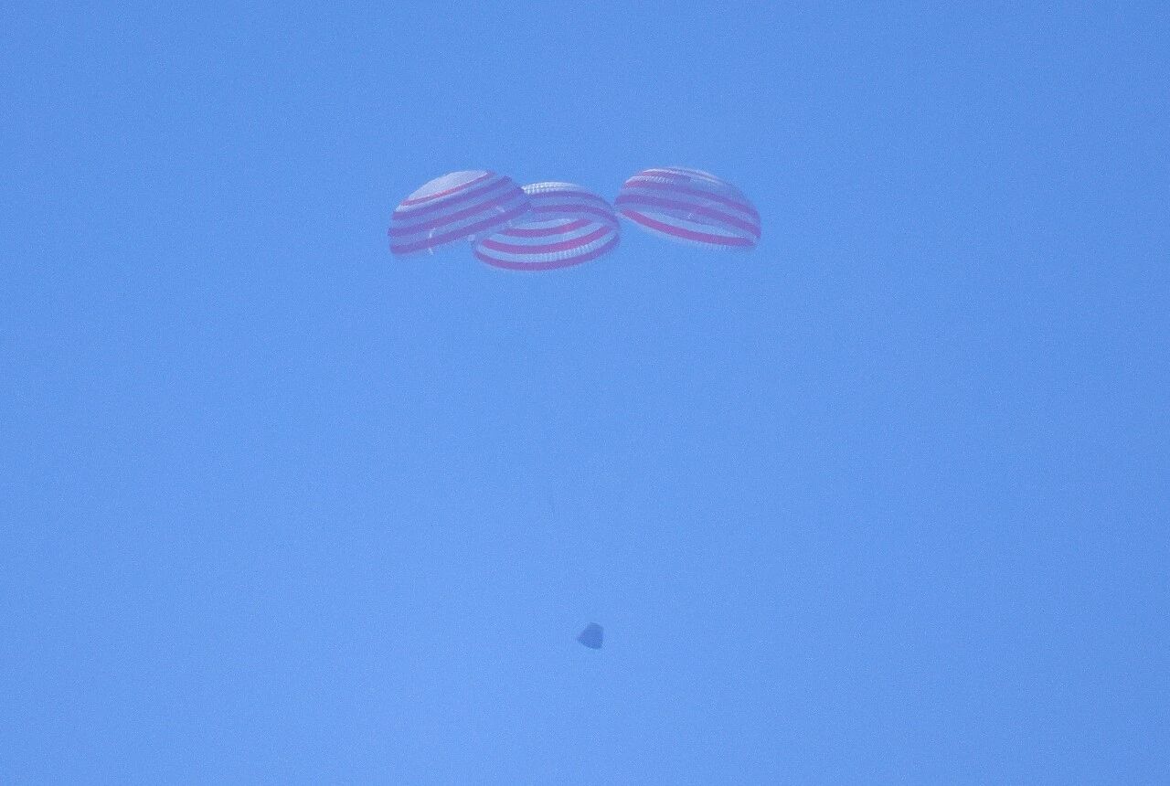 我国完成首次载人飞船返回舱海上搜索回收任务