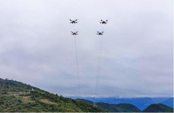 国内首次！大型无人机多机混编协同吊运技术助力山区特高压检修