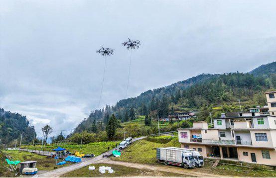 国内首次！大型无人机多机混编协同吊运技术助力山区特高压检修