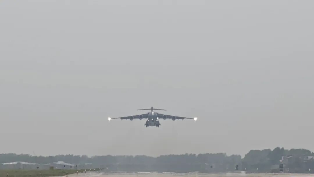 运-20B起飞，接英雄回家！