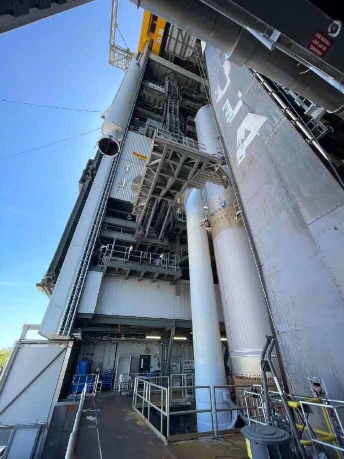 美国宇宙神五号551运载火箭完成助推器堆叠