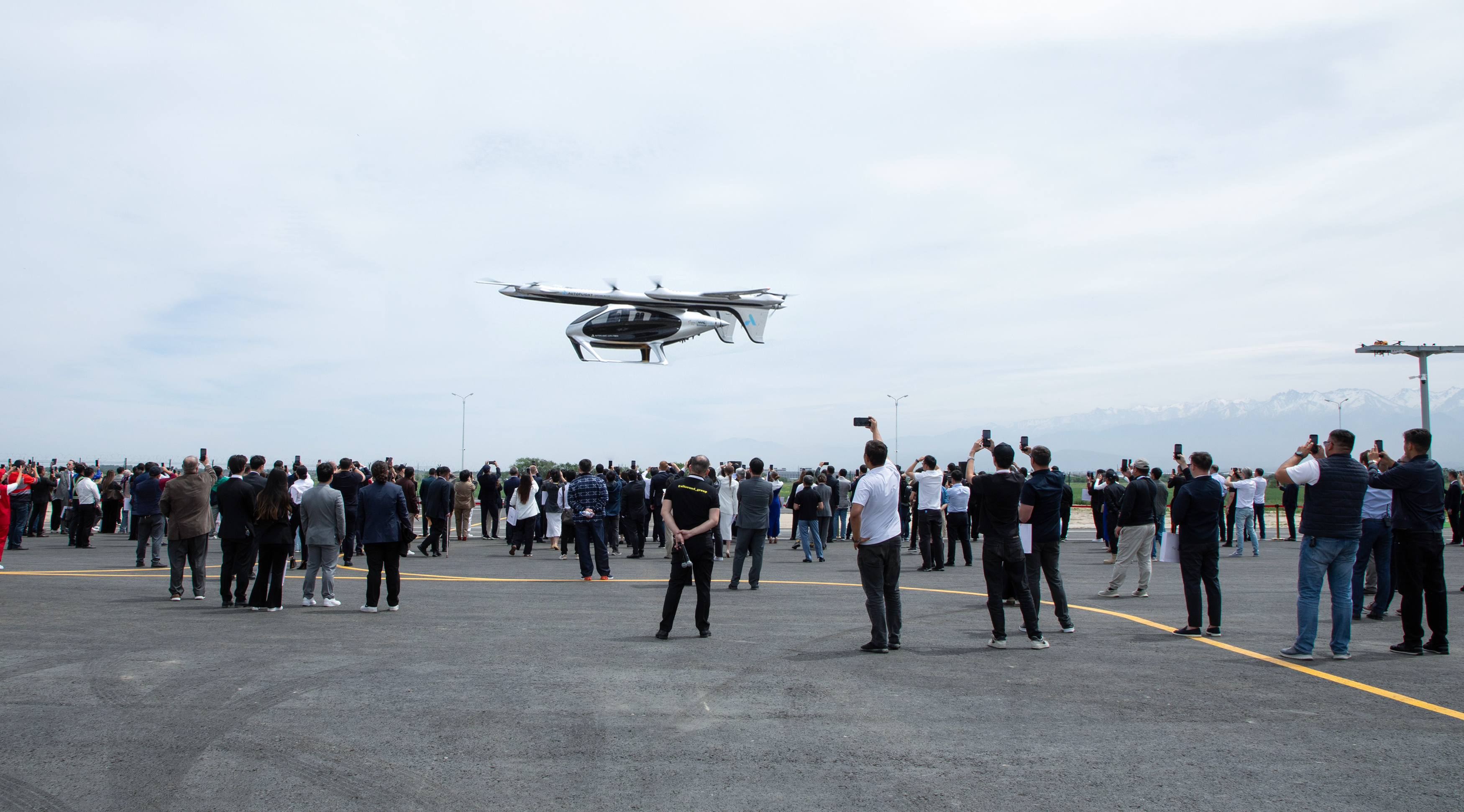 峰飞航空2吨级eVTOL实现中亚地区首次飞行