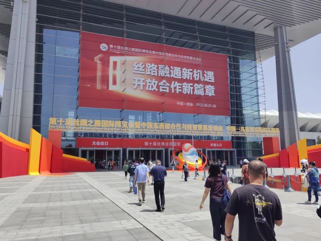 “无人飞卡”HH-200 首次亮相丝博会广受关注
