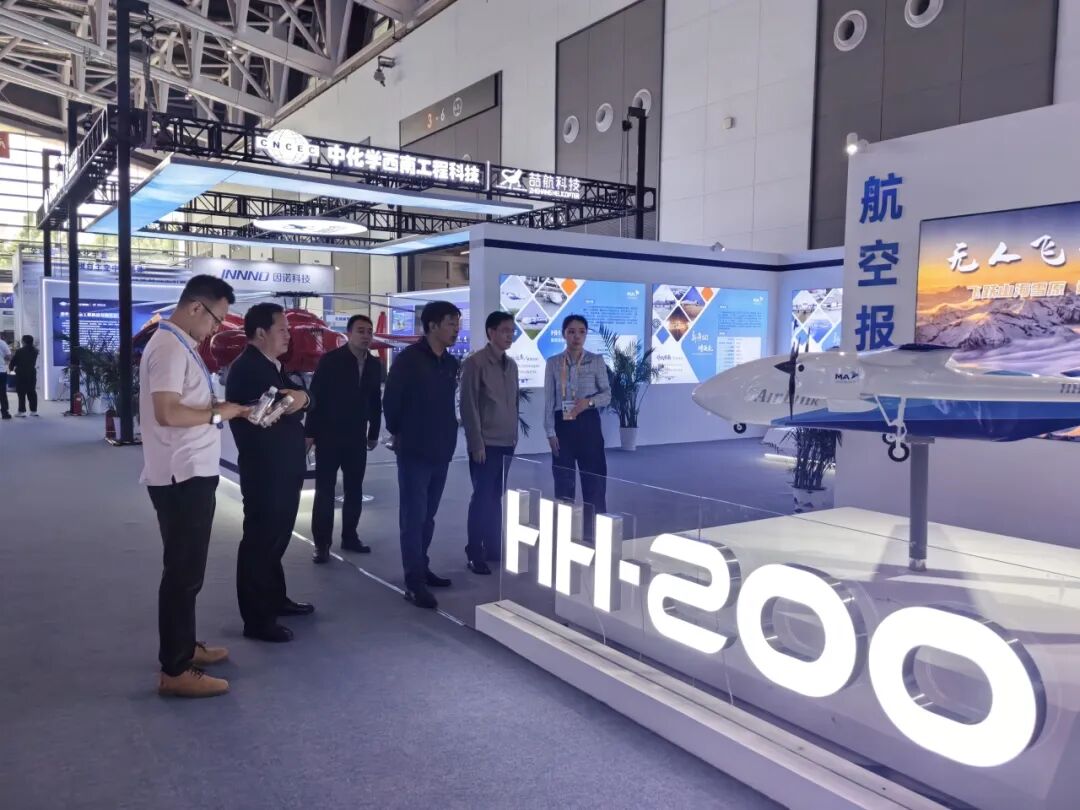 “无人飞卡”HH-200 首次亮相丝博会广受关注